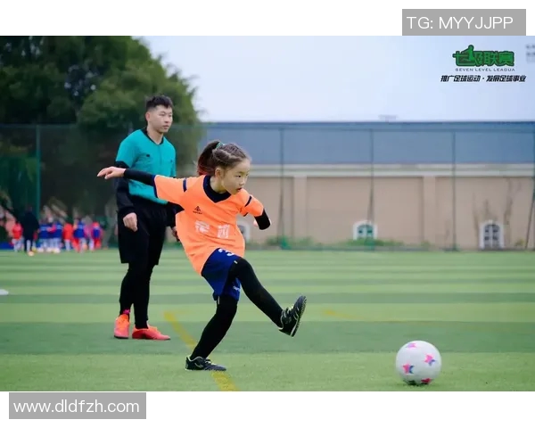 小女孩足球明星的成长之路与梦想追逐的精彩故事