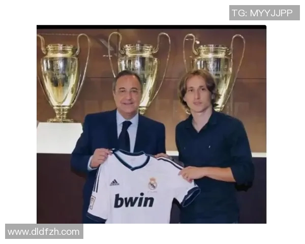 足球明星摆件莫德里奇精美收藏品展现足球魅力与艺术完美结合